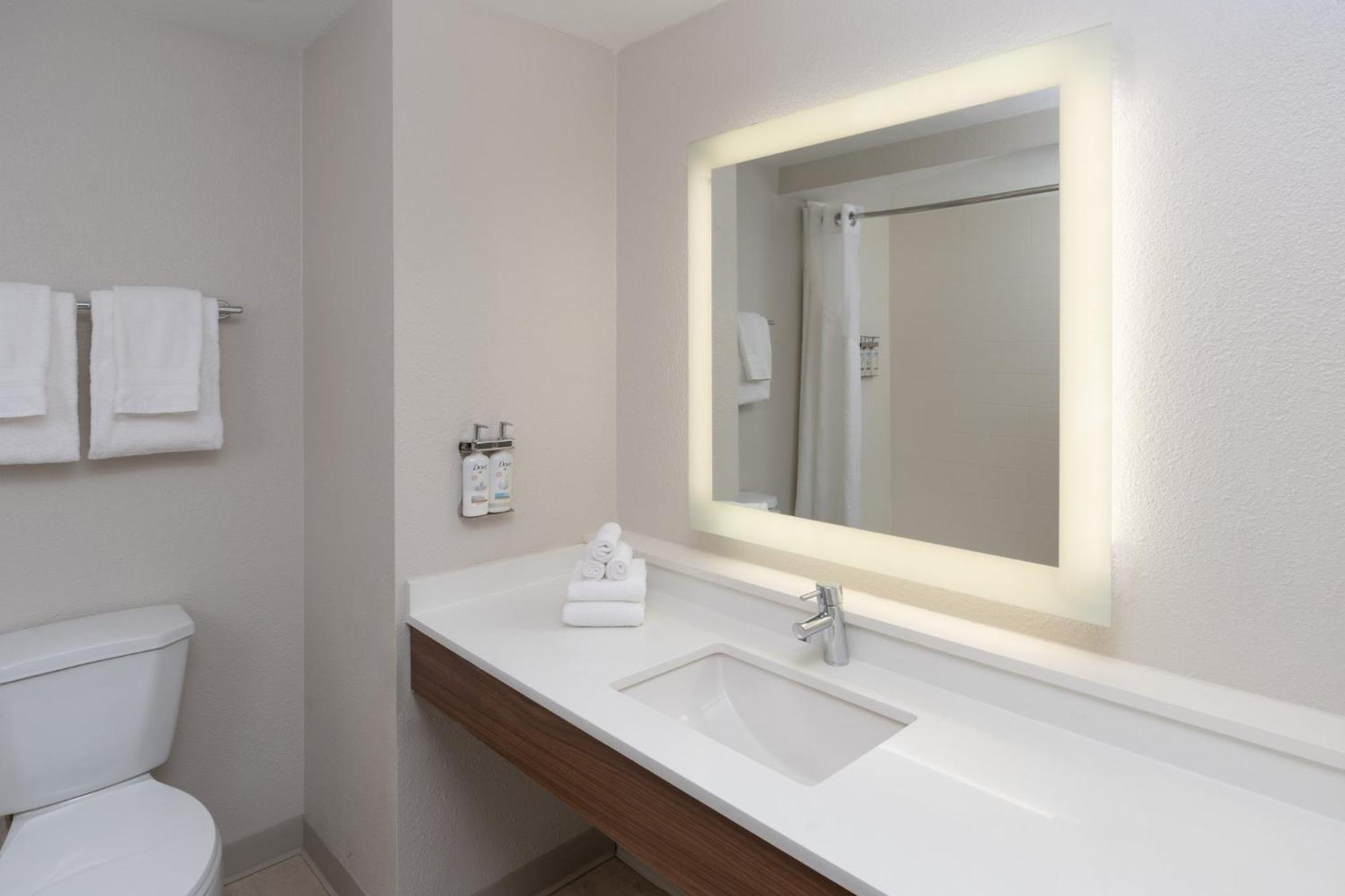 Hotel Express & International Airport By Ihg 2*