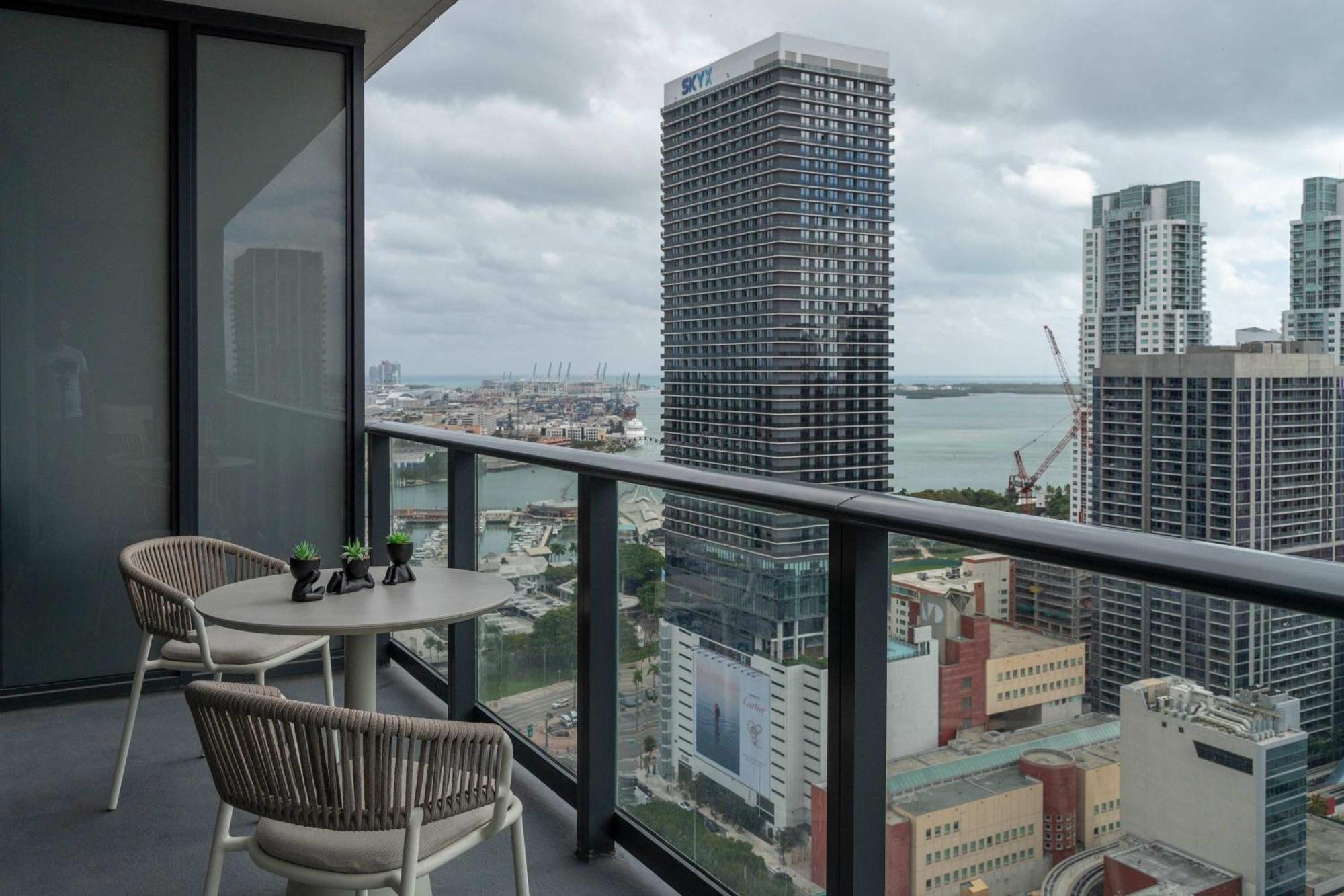 Rumrunner Downtown Pool Gym Full Service Tower * Miami