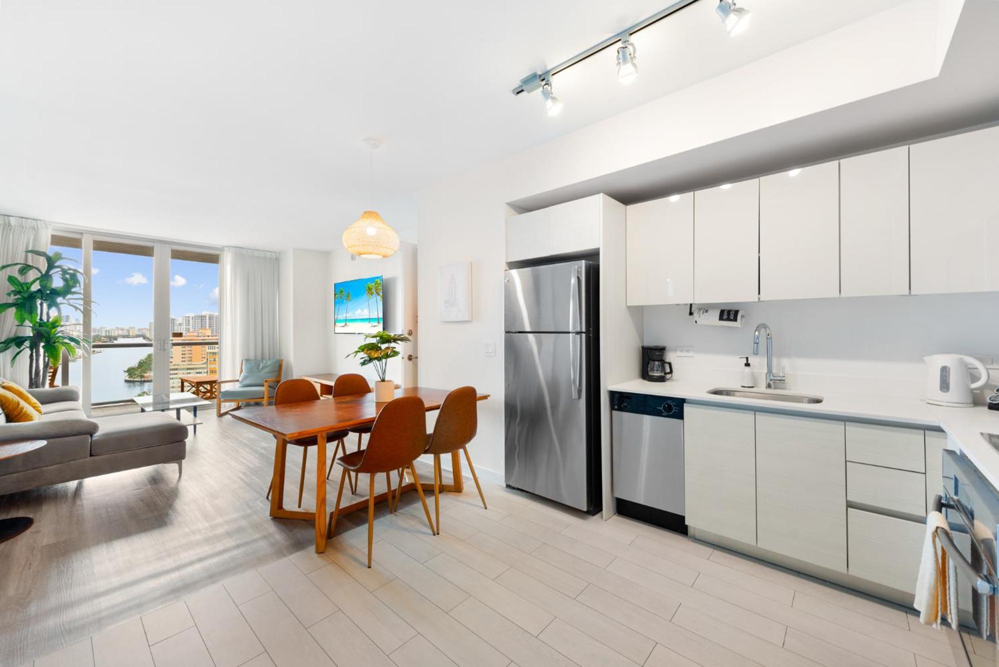 Water View Building With Pool - 5-min Walk To The * Hallandale Beach