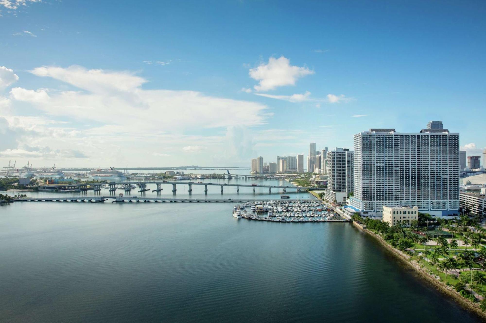 Doubletree By Hilton Grand Biscayne Bay Hotel
