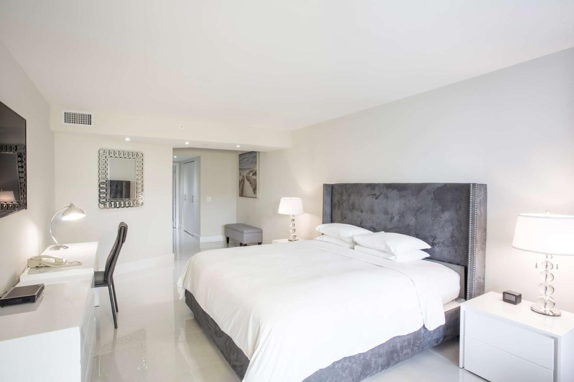 Doubletree By Hilton Grand Biscayne Bay Hotel 4*