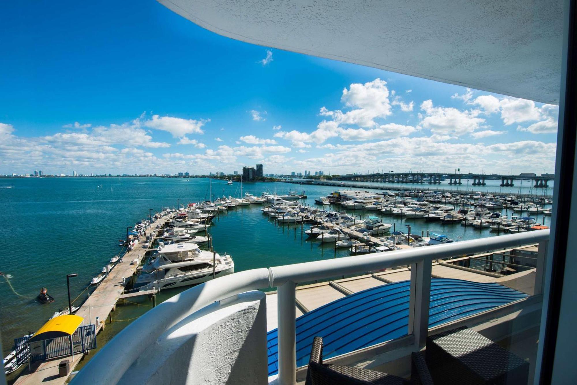 Doubletree By Hilton Grand Biscayne Bay Hotel Miami