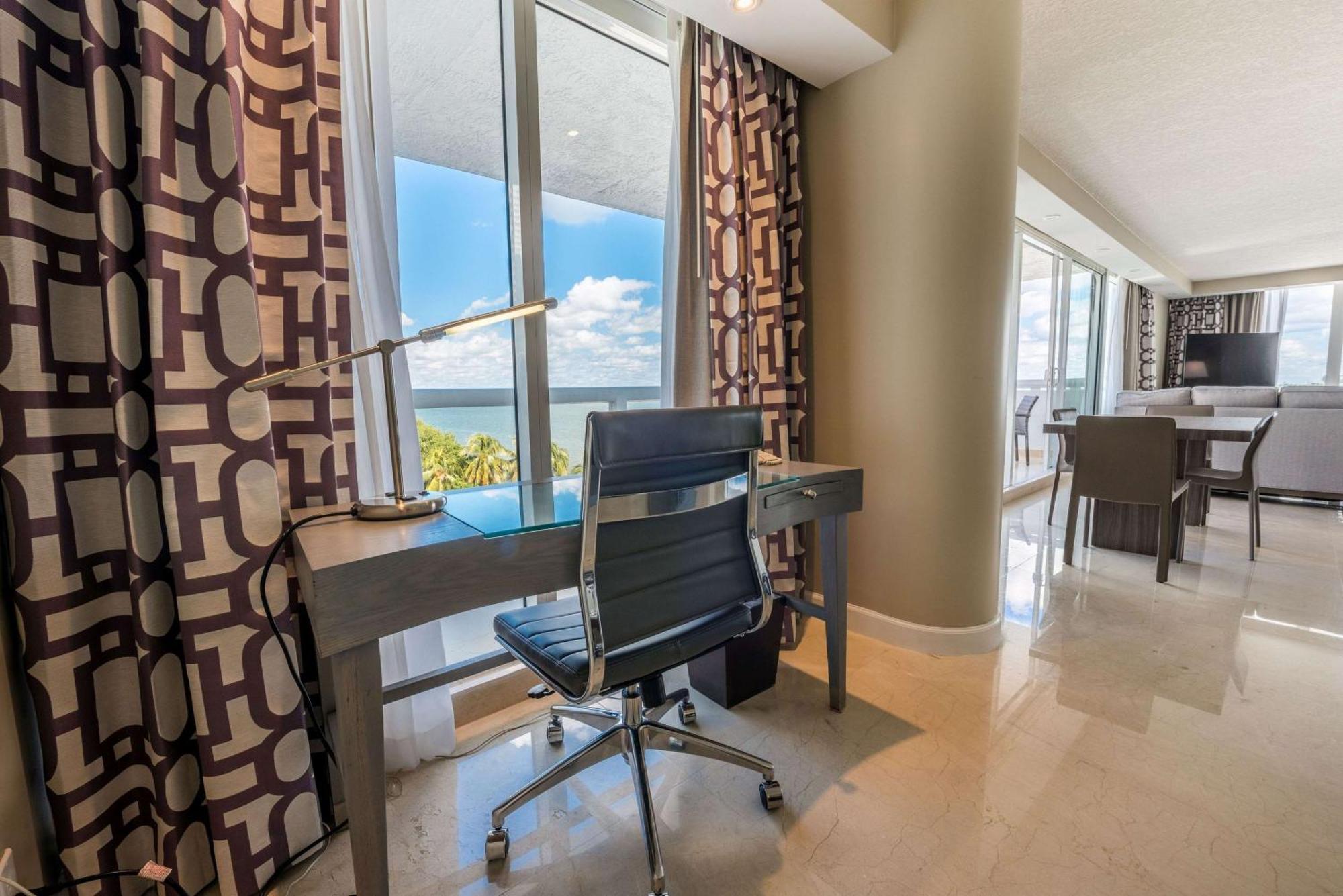 Doubletree By Hilton Grand Biscayne Bay Hotel