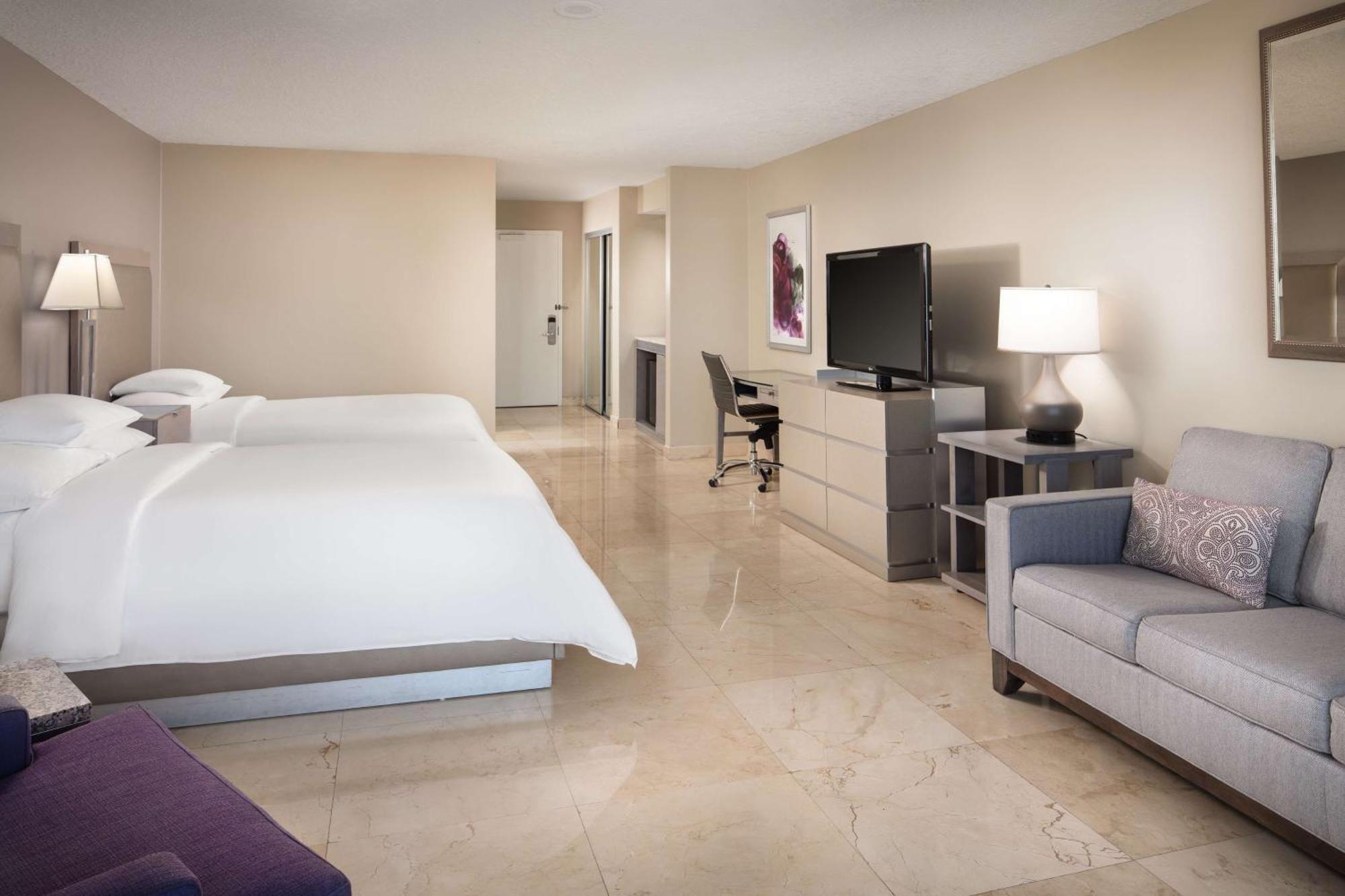 Doubletree By Hilton Grand Biscayne Bay Hotel 4*
