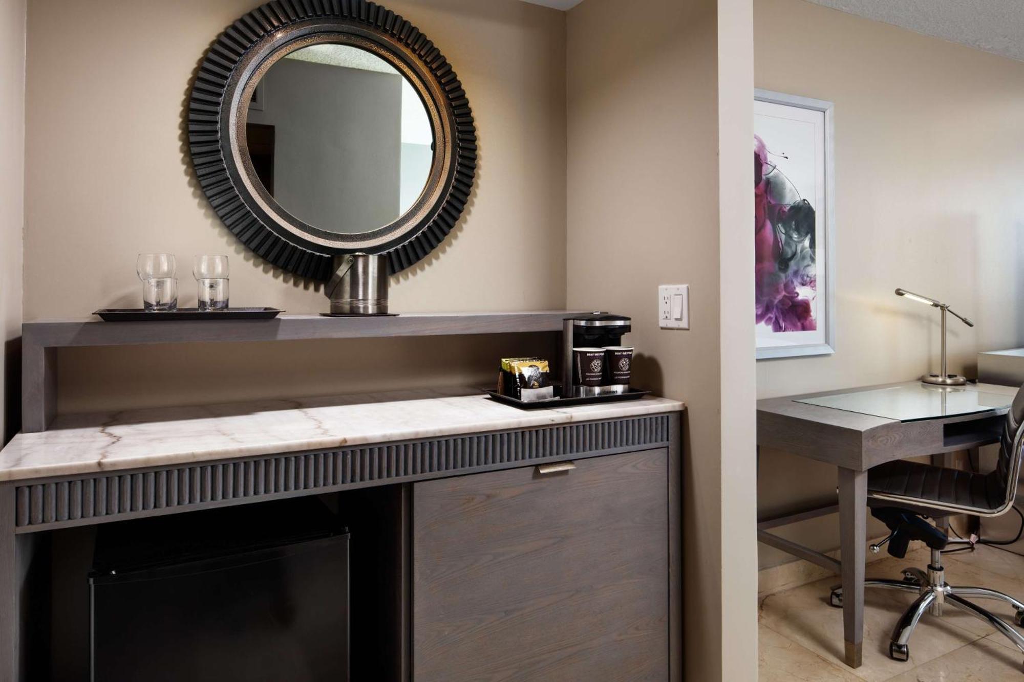 Doubletree By Hilton Grand Biscayne Bay Hotel Miami