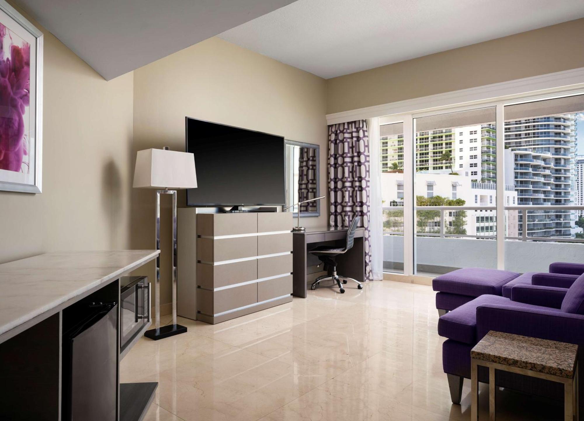Doubletree By Hilton Grand Biscayne Bay 4*