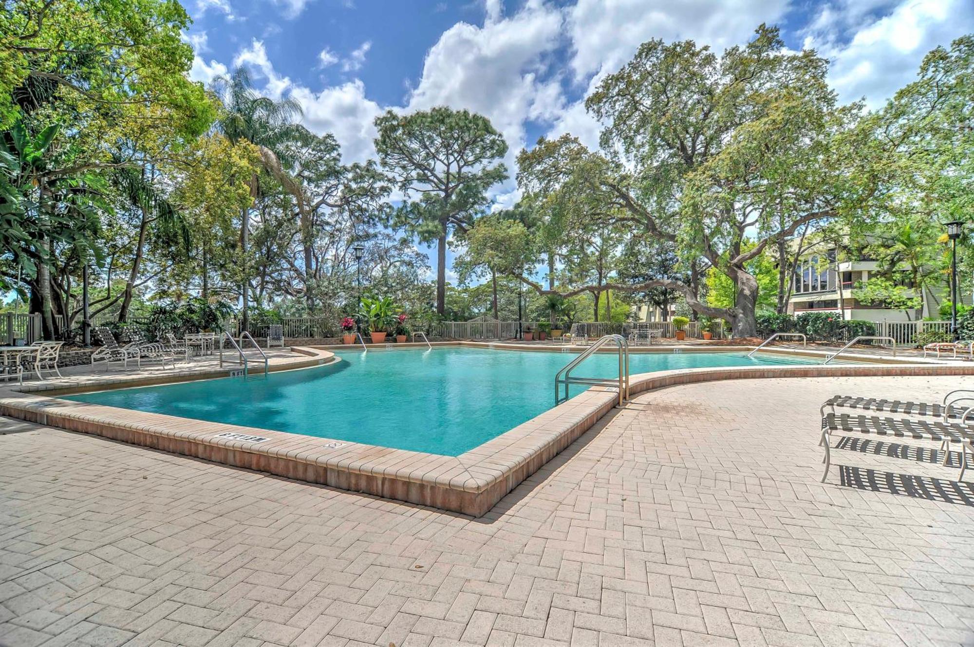 8 Mi To Honeymoon Island Golf Getaway With Balcony!