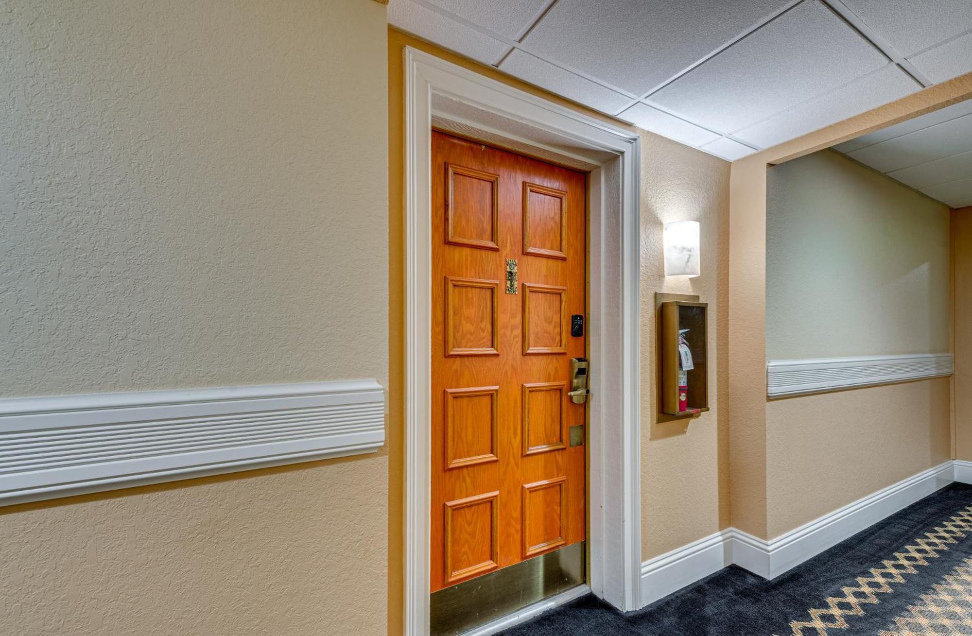Apartment 8 Mi To Honeymoon Island Golf Getaway With Balcony! Palm Harbor