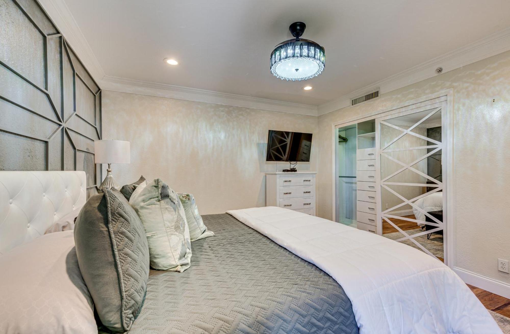 Apartment 8 Mi To Honeymoon Island Golf Getaway With Balcony! *
