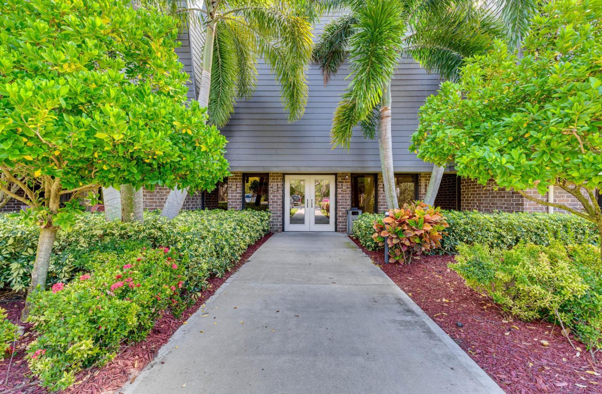 Apartment 8 Mi To Honeymoon Island Golf Getaway With Balcony! Palm Harbor