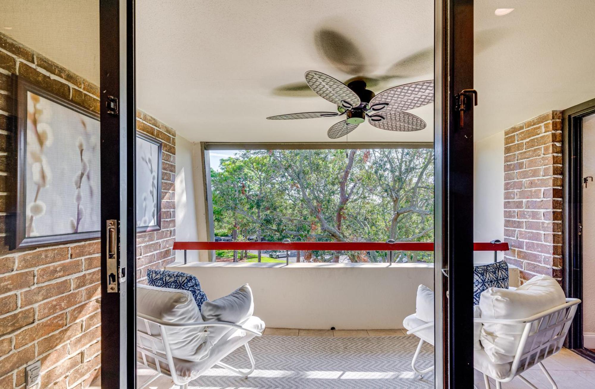 Apartment 8 Mi To Honeymoon Island Golf Getaway With Balcony!
