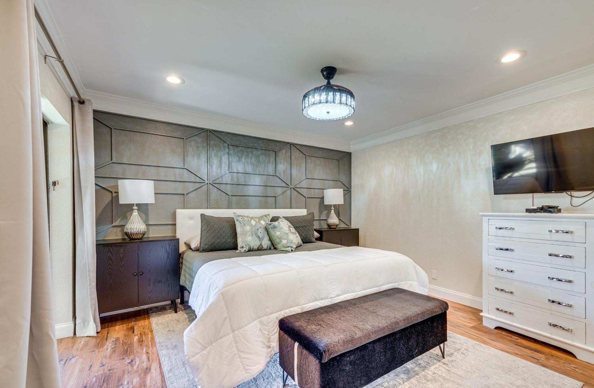 Apartment 8 Mi To Honeymoon Island Golf Getaway With Balcony!