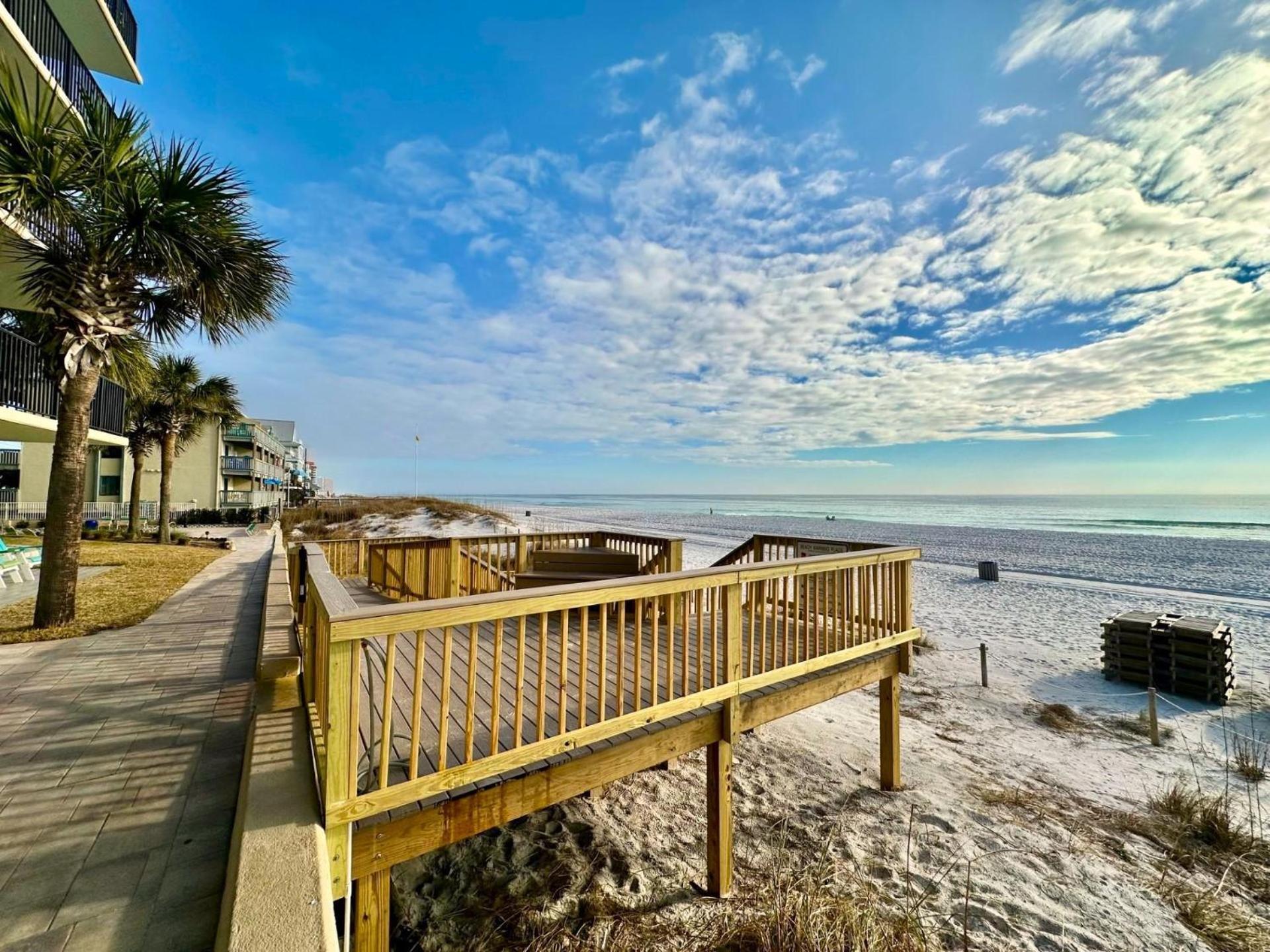 Pelican Walk 802