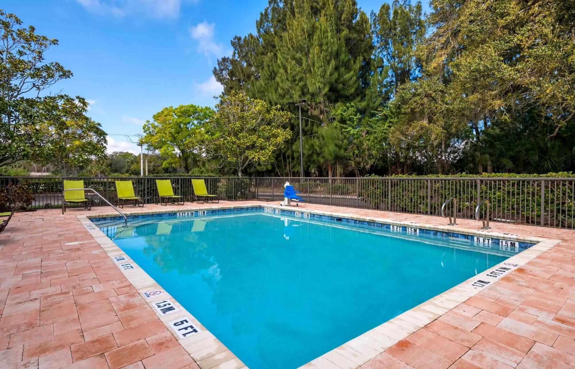 Candlewood Southpoint 2*