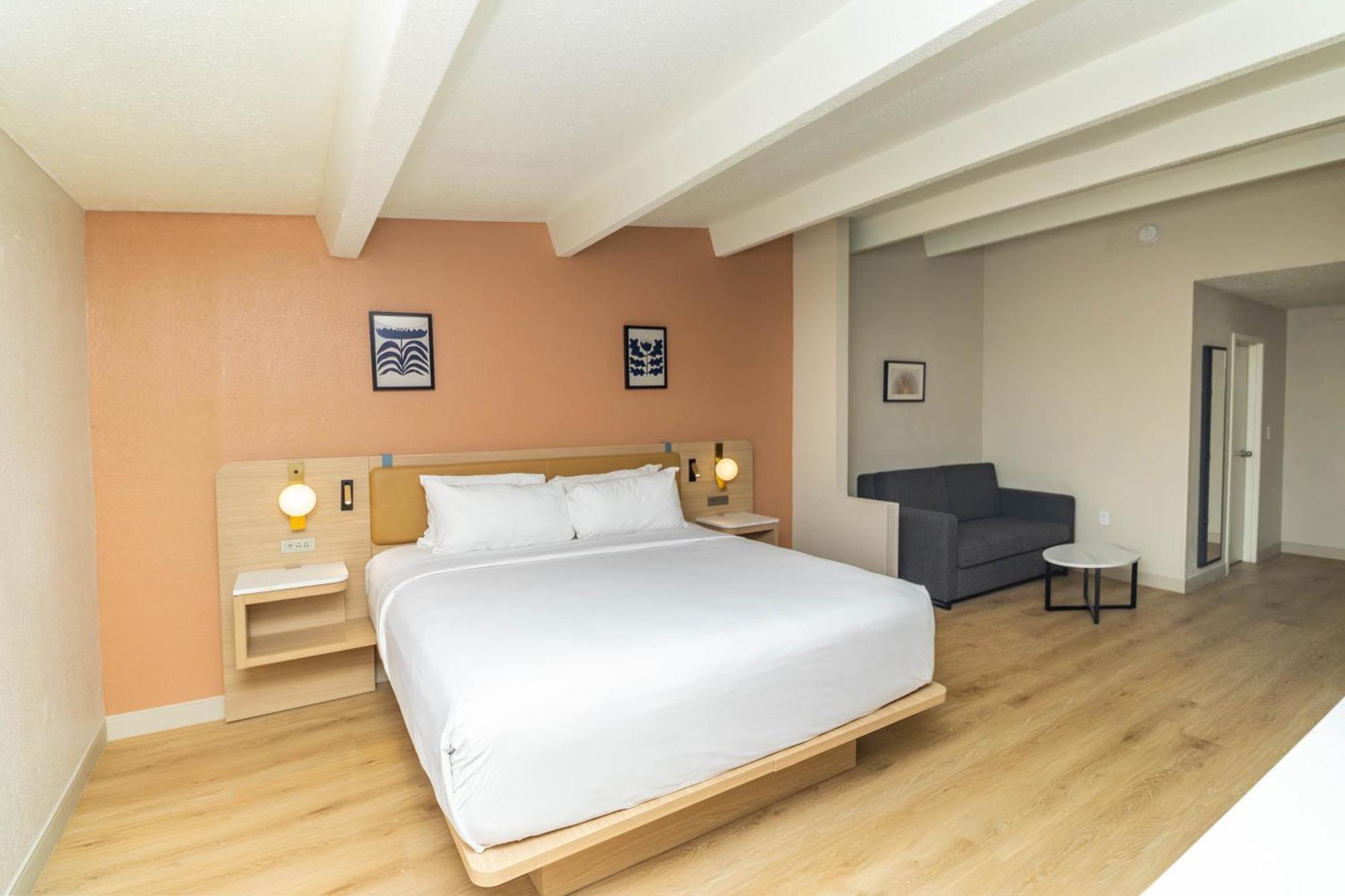 Ramada By Wyndham Orlando South Hotel