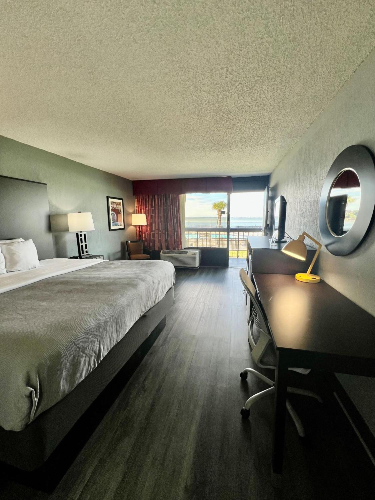 Quality & Bayside Near Pensacola Hotel
