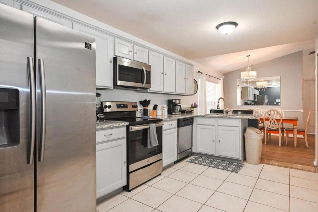 Cozy Family Vacation With Large Pool Near *