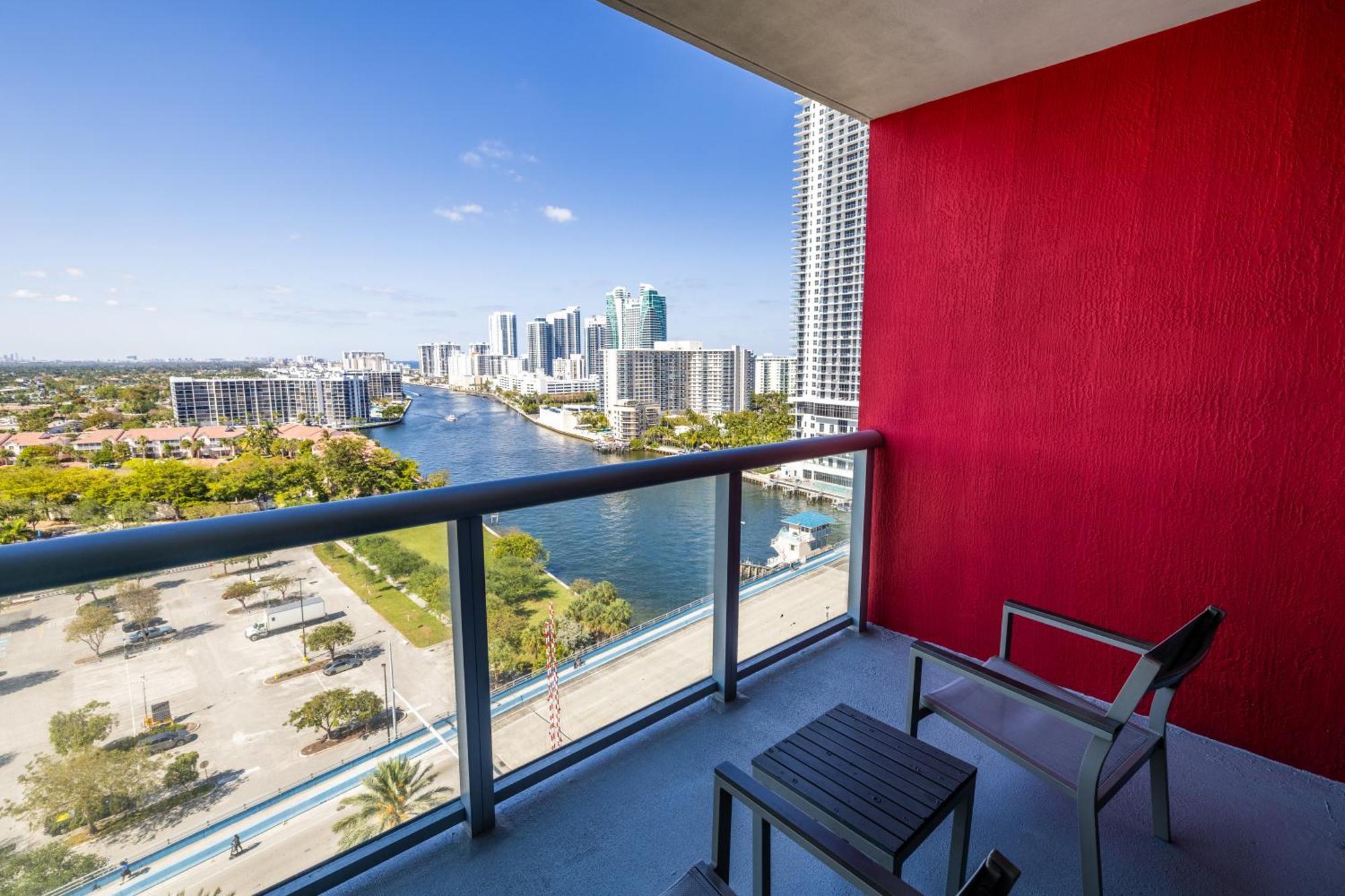 Water View Building With Pool - 5-min Walk To The - Cozy * Hallandale Beach