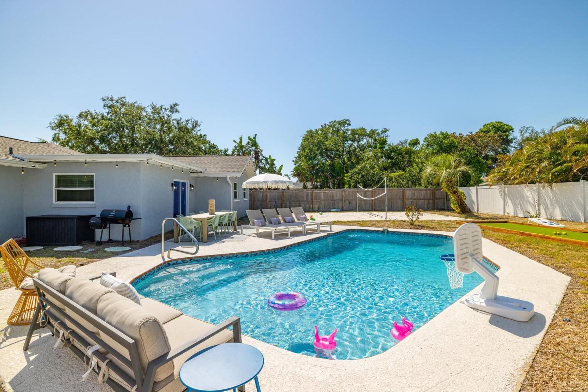 Backyard Oasis W Volleyball Mins To Holiday home *