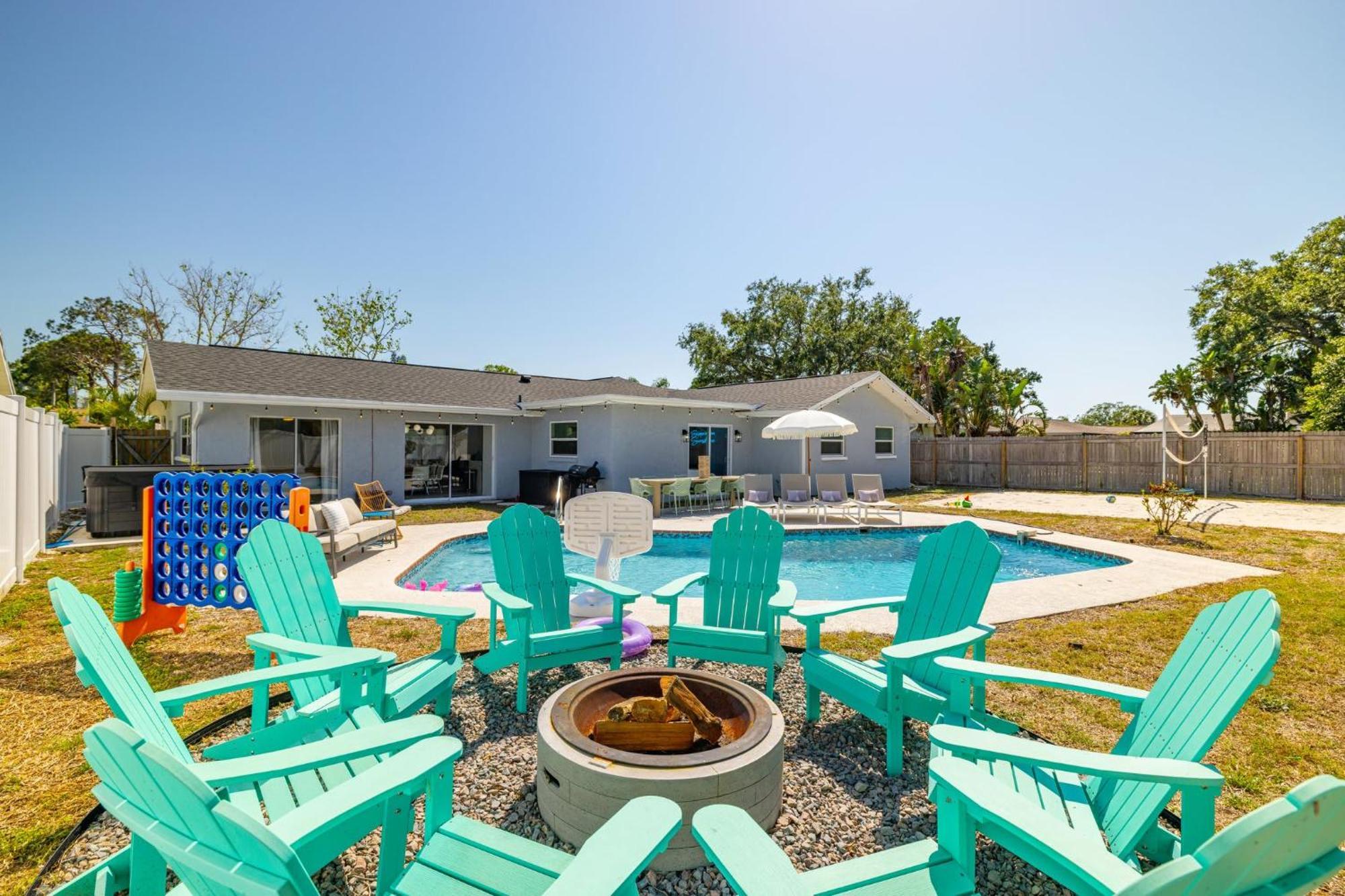 Backyard Oasis W Volleyball Mins To Holiday home Seminole