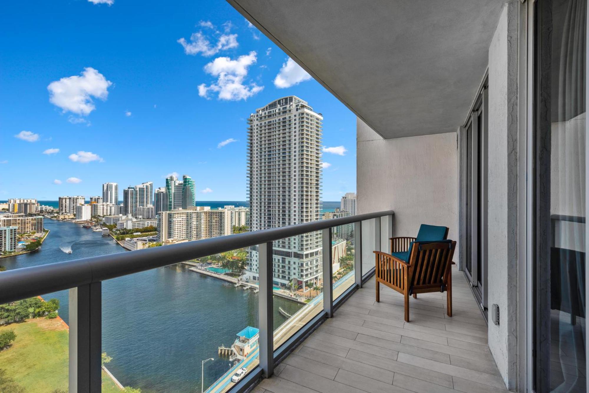 Coastal Luxe Residences - Premium With Pool And Water Views * Hallandale Beach