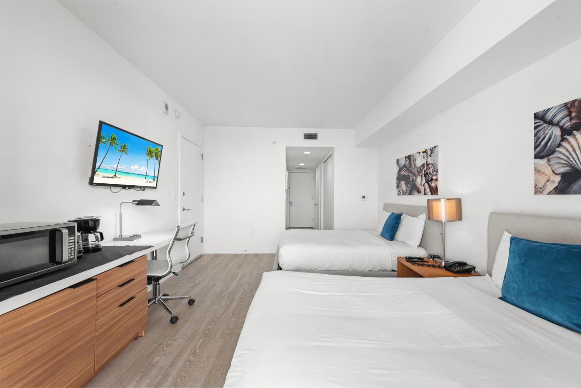 Aparthotel Water View Building With Pool - 5-min Walk To The - Cozy Hallandale Beach