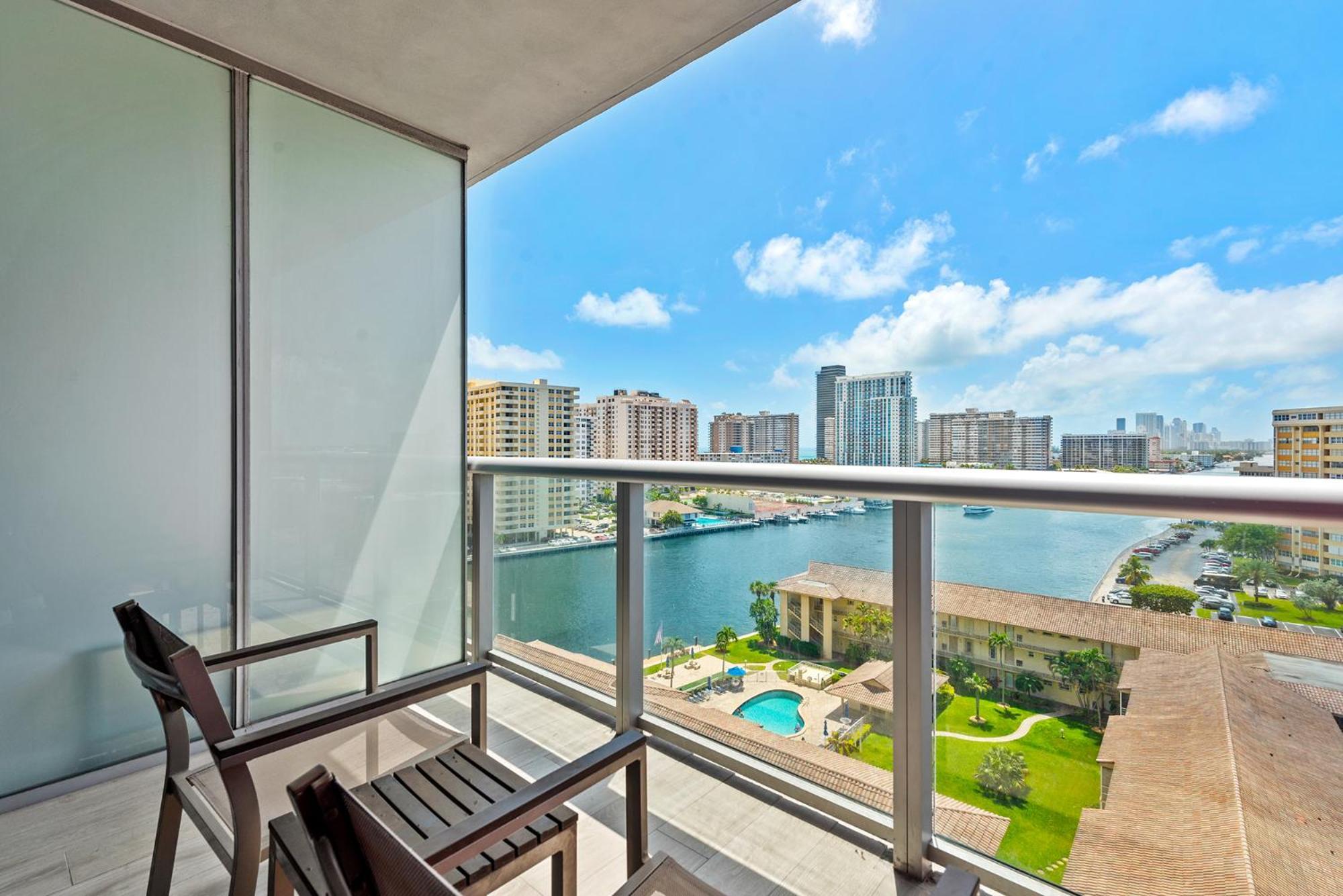 Aparthotel Water View Building With Pool - 5-min Walk To The - Cozy Hallandale Beach