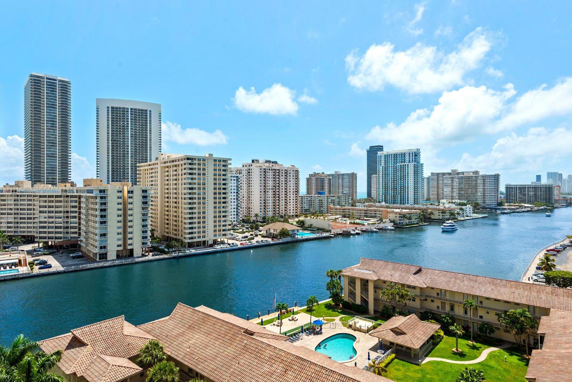 Water View Building With Pool - 5-min Walk To The - Cozy * Hallandale Beach