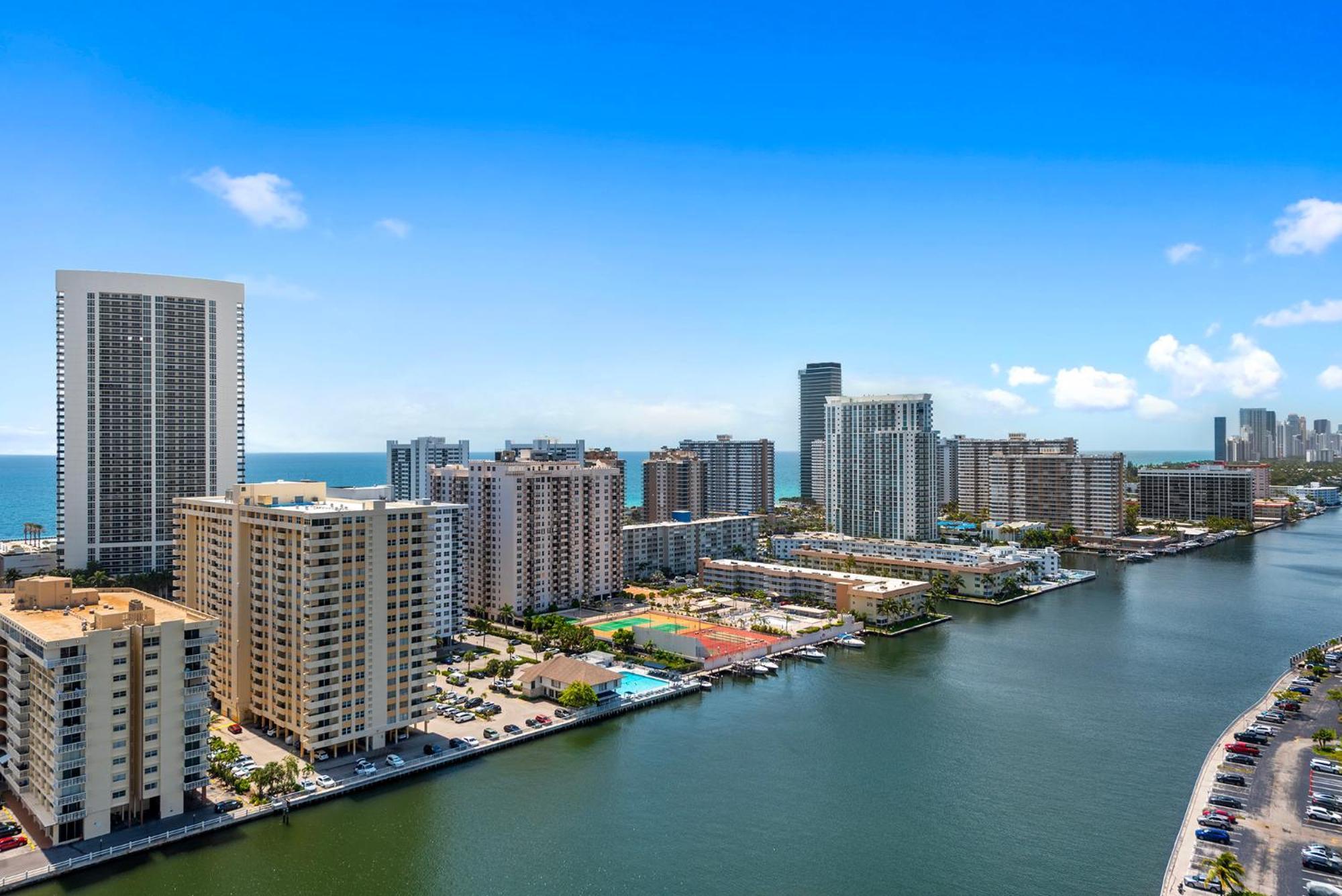Water View Building With Pool - 5-min Walk To The - Cozy Hallandale Beach
