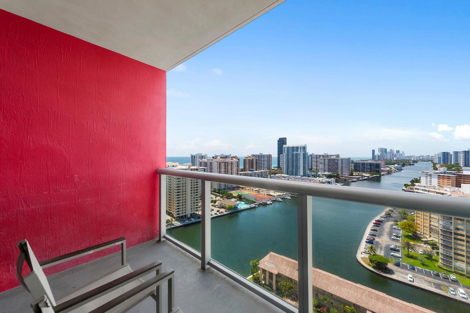 Water View Building With Pool - 5-min Walk To The - Cozy * Hallandale Beach