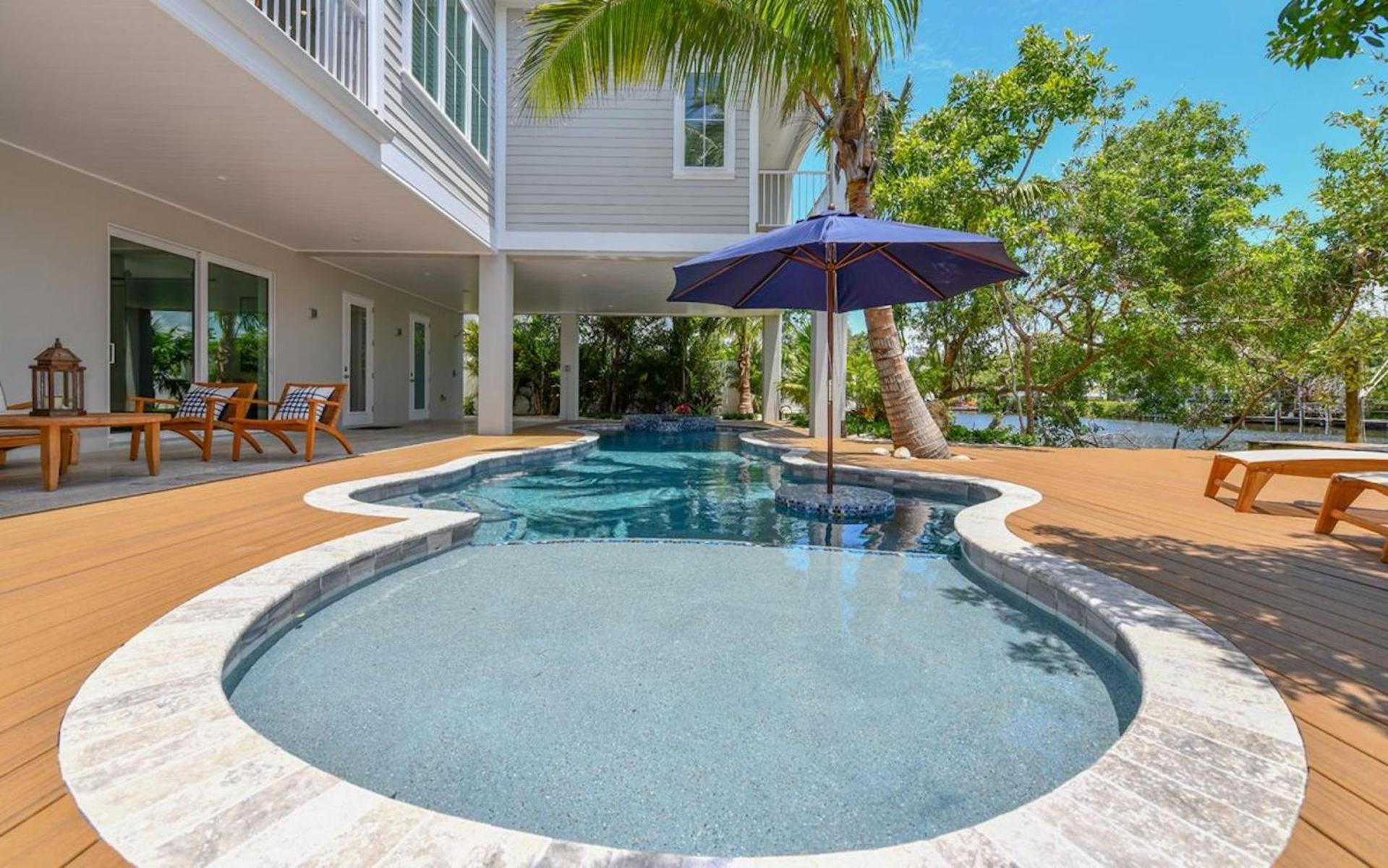 Holiday home A Shore Thing - Second To None Spacious Waterfront Luxury Dock Pool Rooftop Water Views
