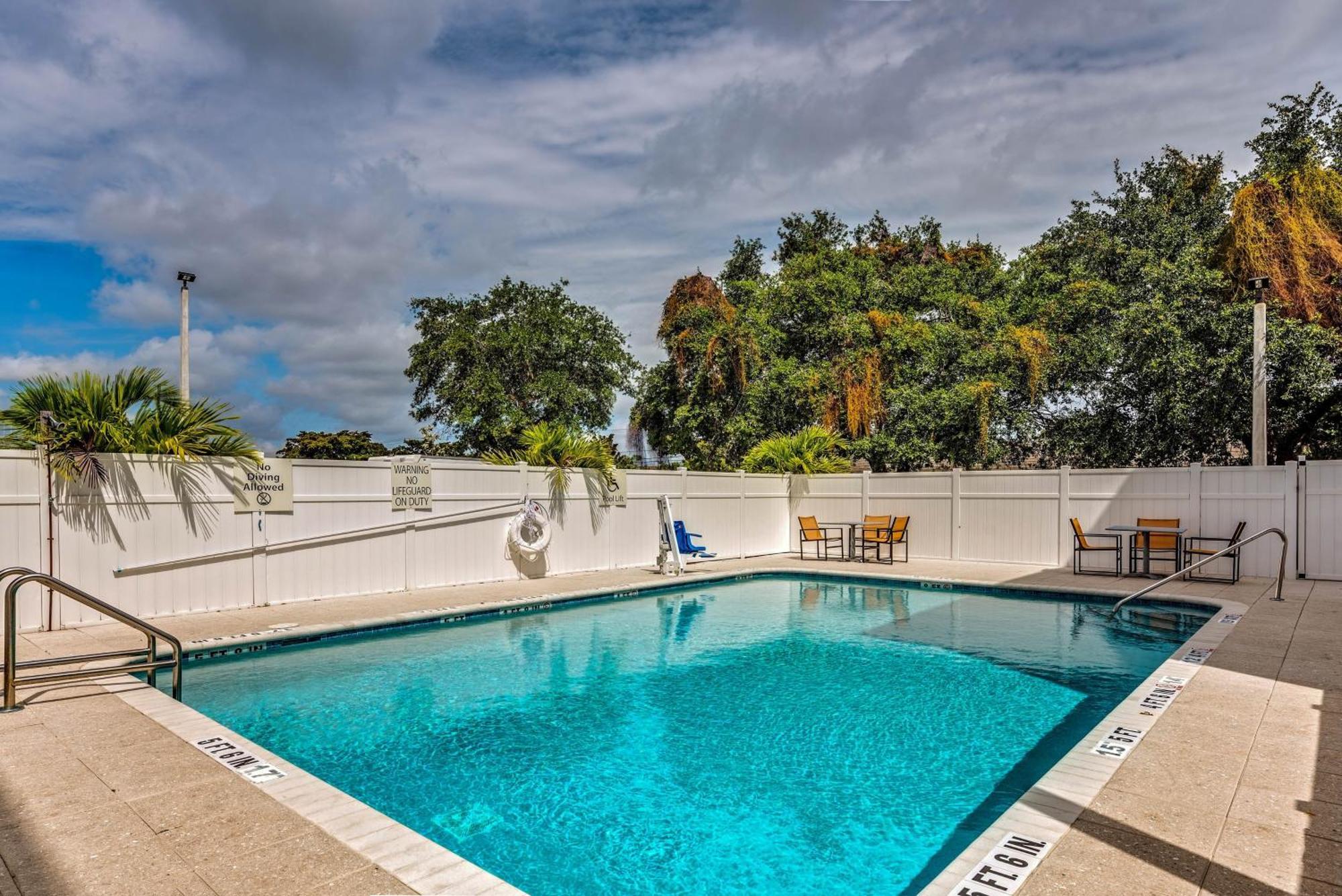 Express & Boynton West By Ihg Hotel