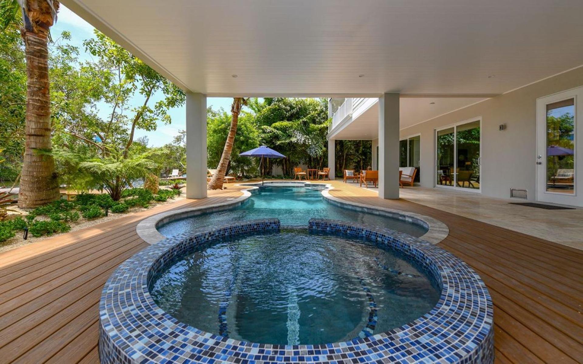 Holiday home A Shore Thing - Second To None Spacious Waterfront Luxury Dock Pool Rooftop Water Views *