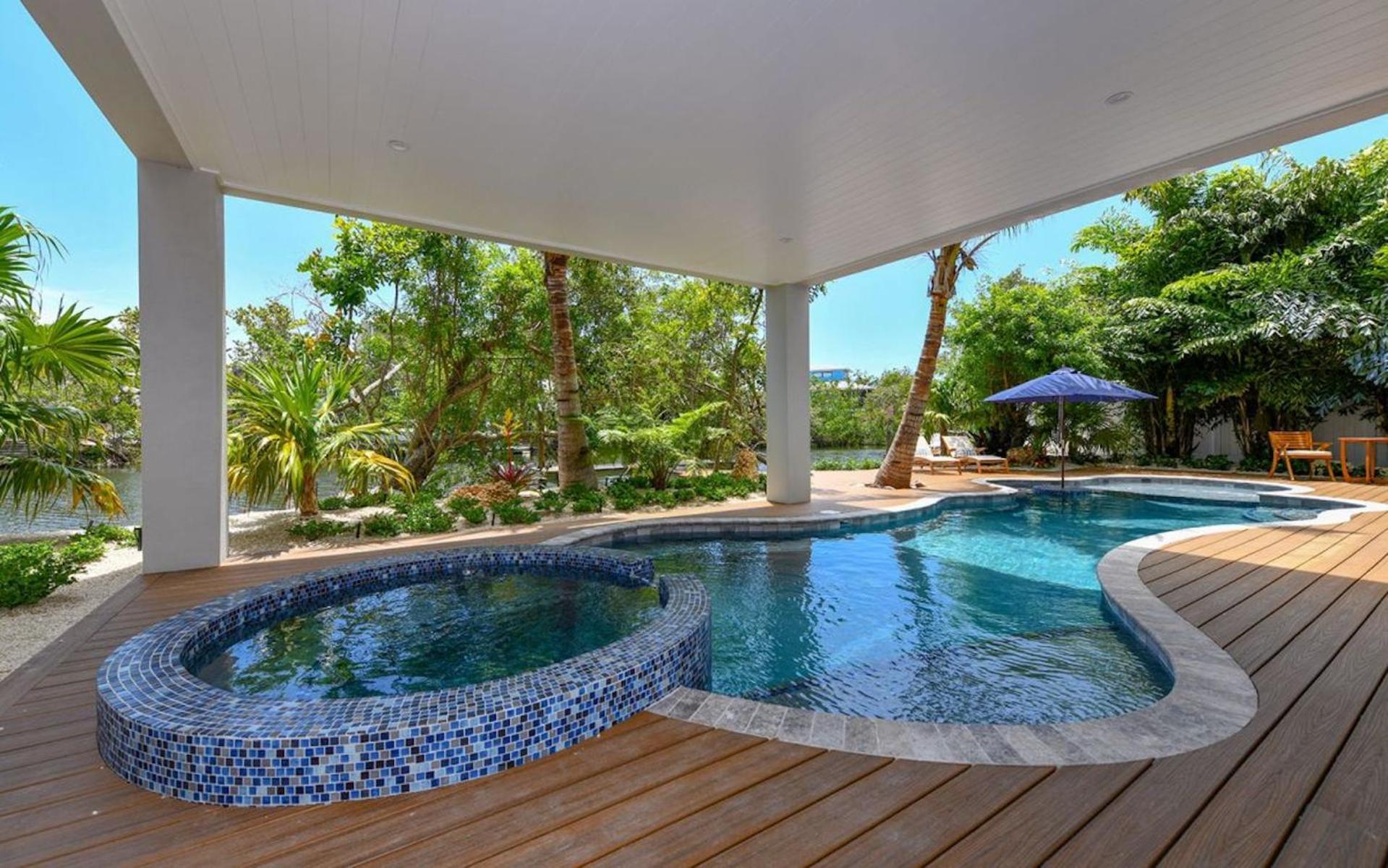Holiday home A Shore Thing - Second To None Spacious Waterfront Luxury Dock Pool Rooftop Water Views *