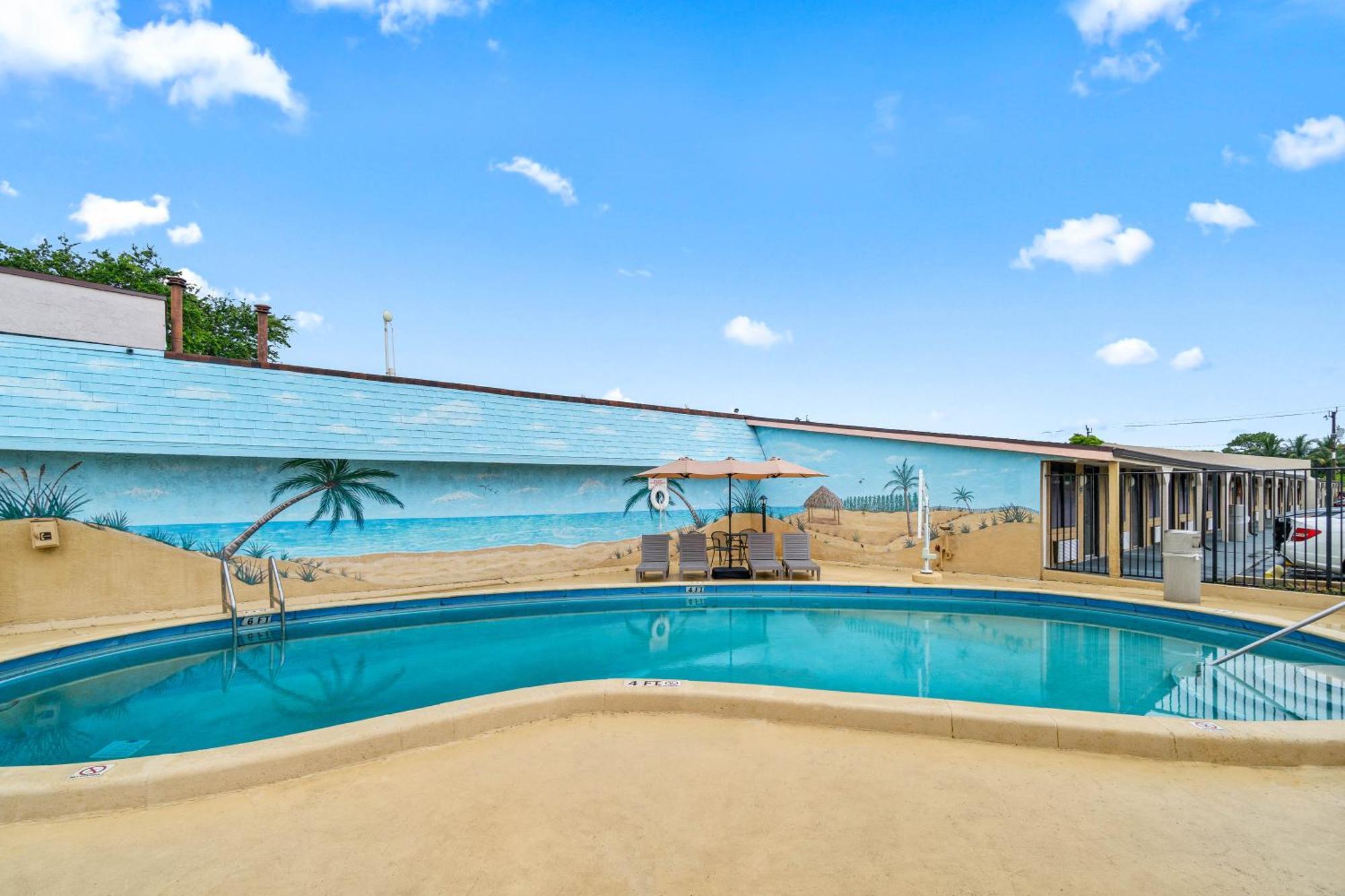 Super 8 By Wyndham West Palm Motel 2*