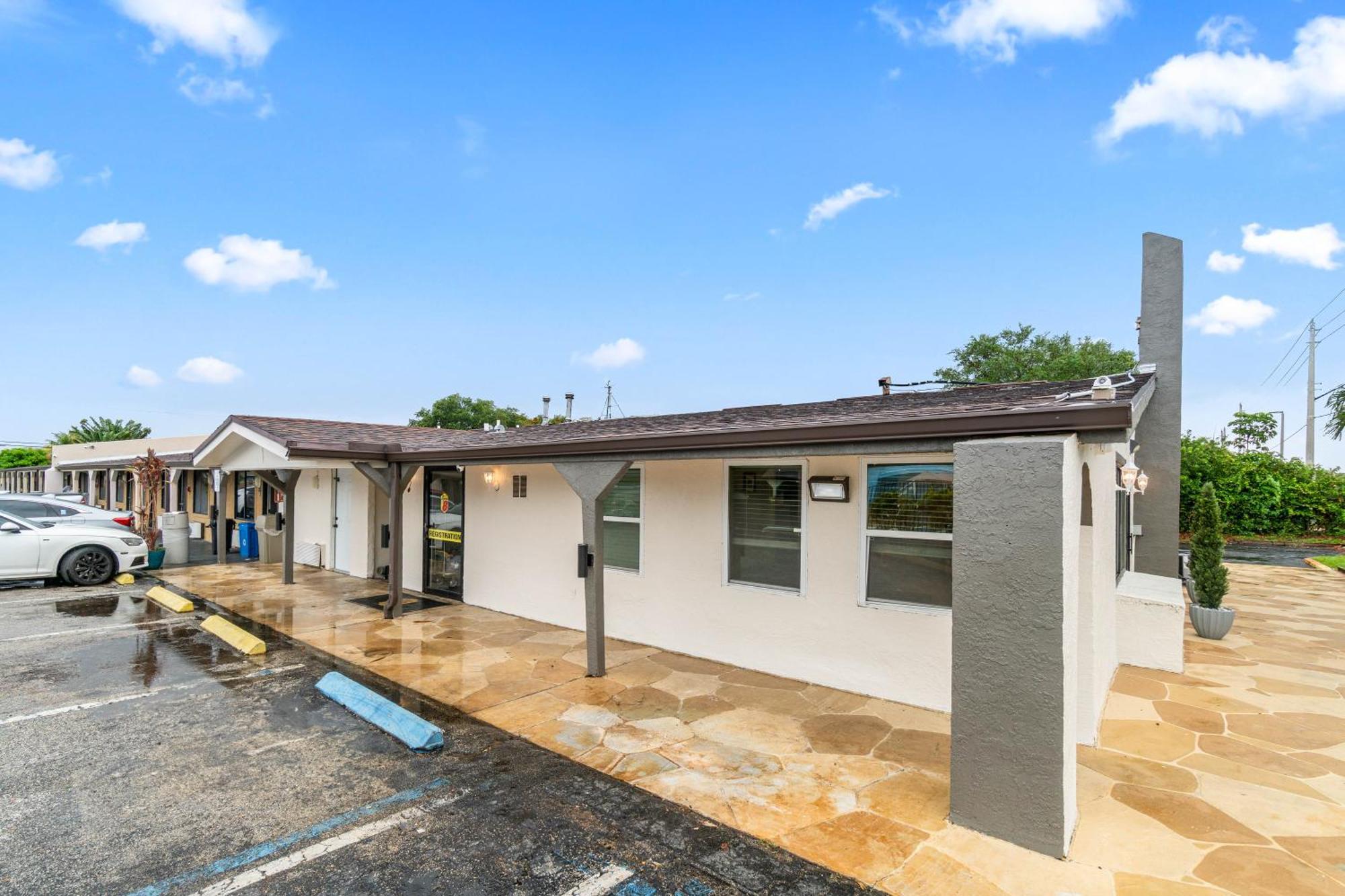 Super 8 By Wyndham West Palm Lantana