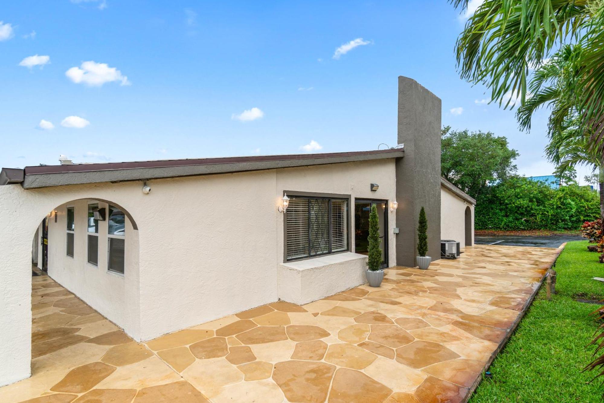 Super 8 By Wyndham West Palm Motel Lantana