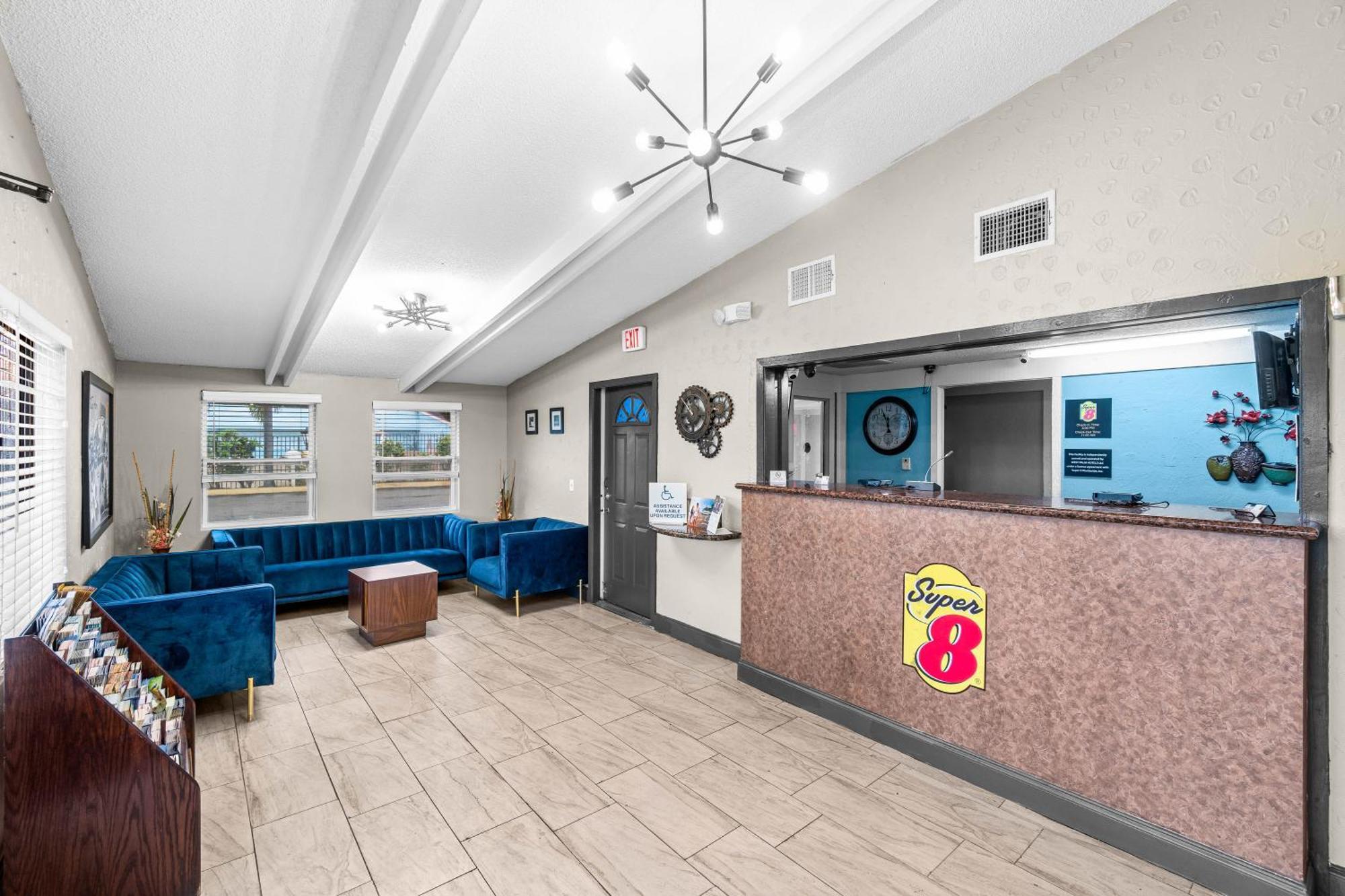 Super 8 By Wyndham West Palm Motel