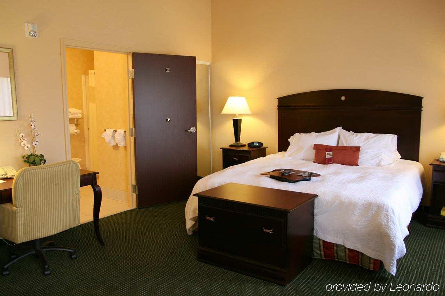 Hotel Hampton & I-10 N At Town Plaza 3*