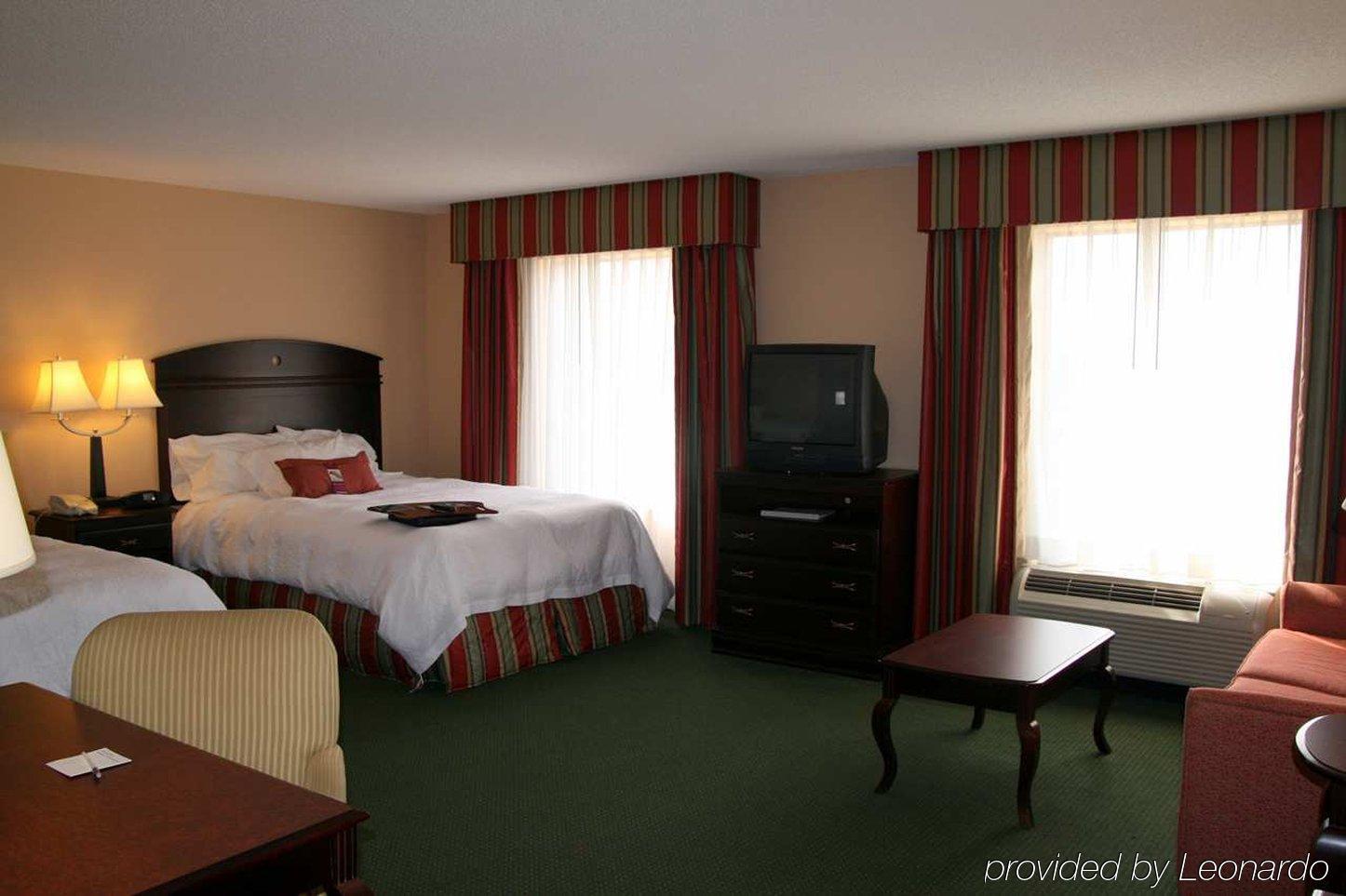 Hampton & I-10 N At Town Plaza Hotel 3*