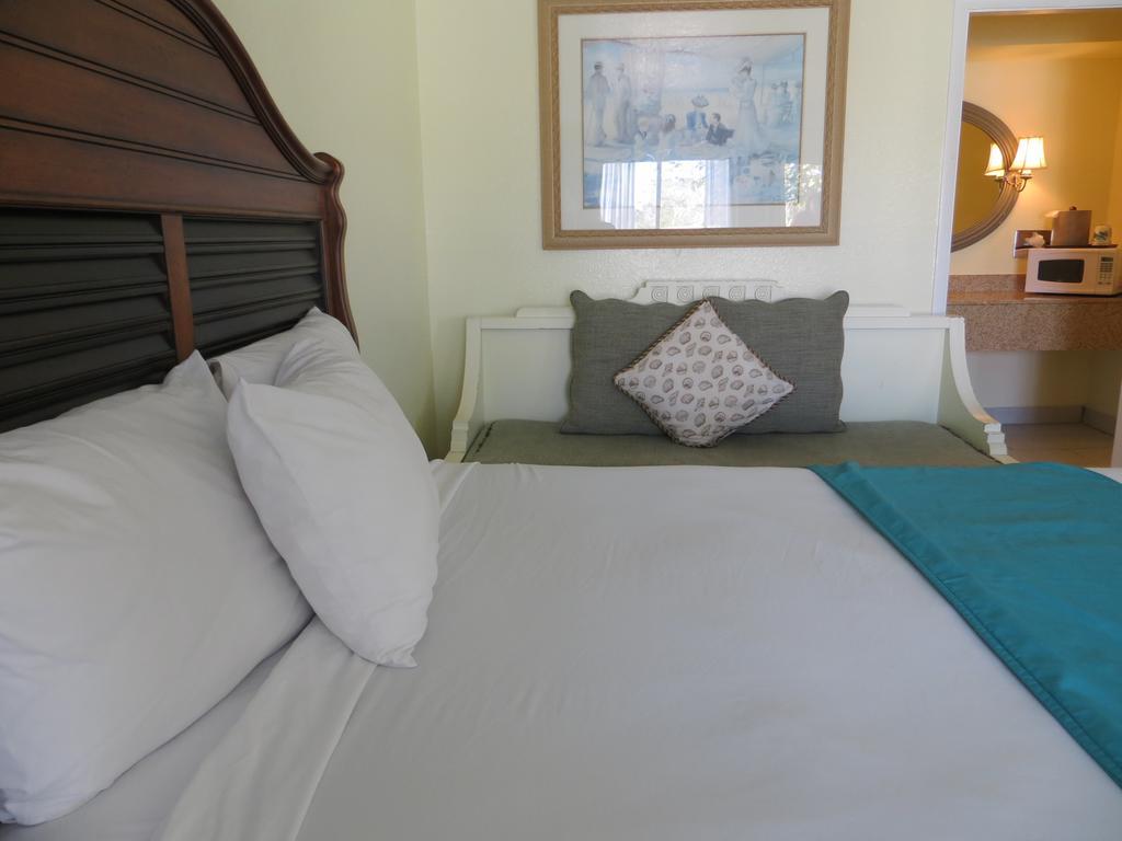 Hotel Seralago & Main Gate East 3*