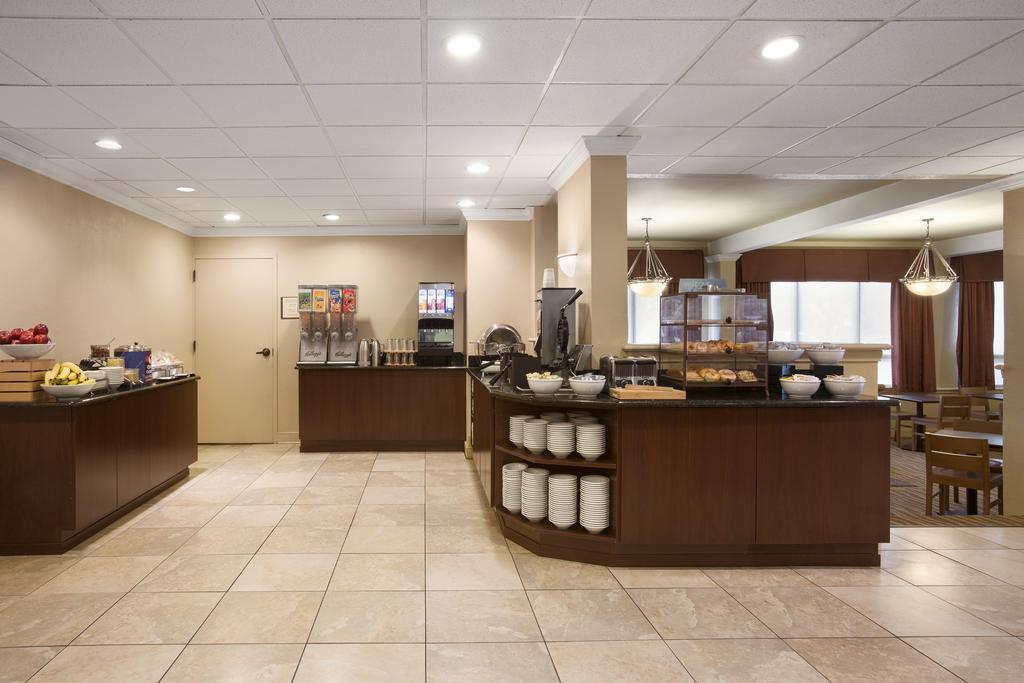 Hotel Country & By Radisson, I-95 South, Fl 3*