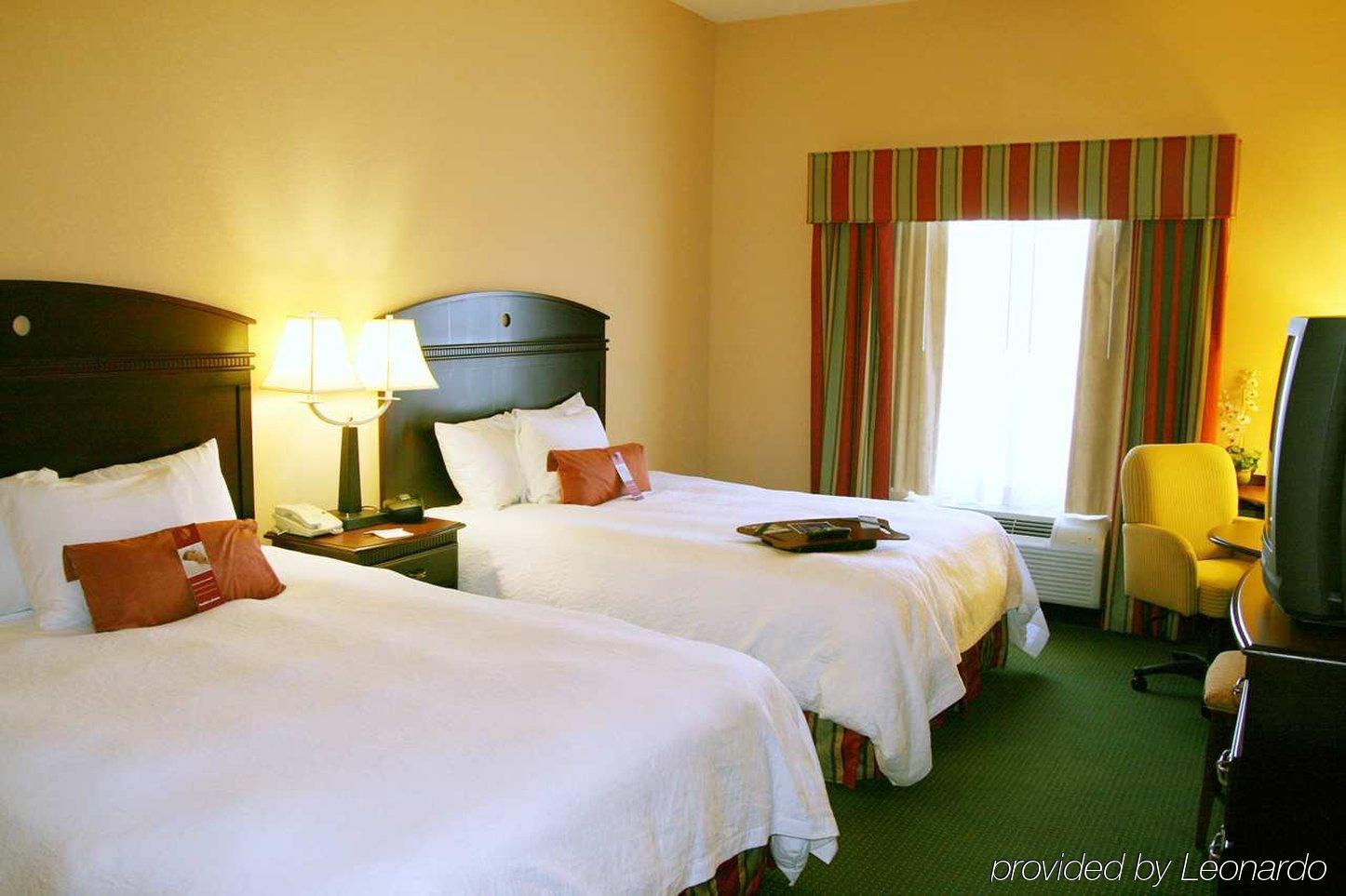 Hotel Hampton & I-10 N At Town Plaza 3*