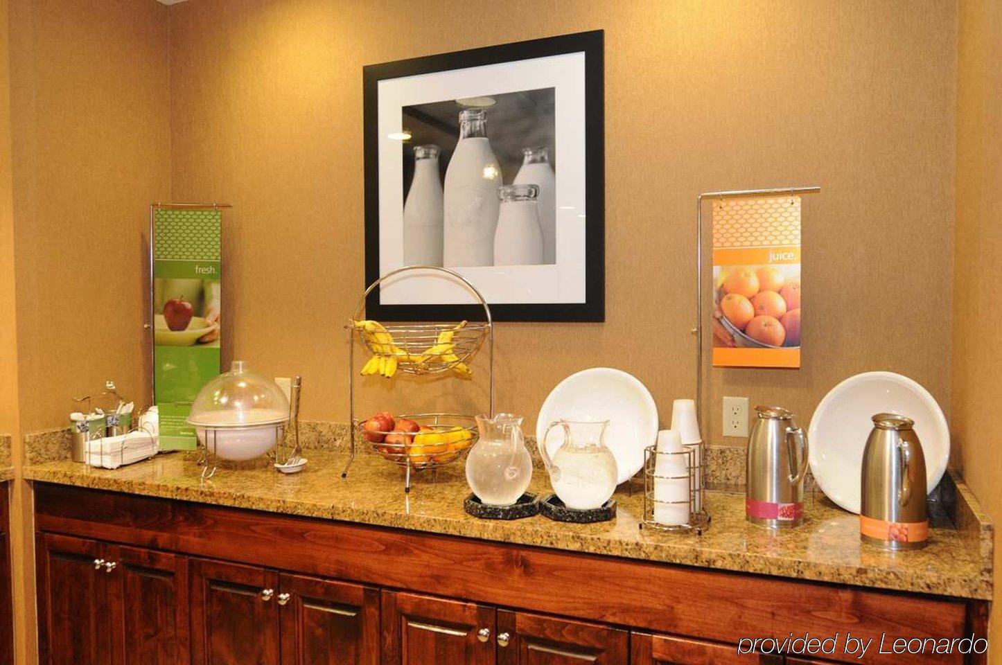 Hotel Hampton & I-10 N At Town Plaza 3*