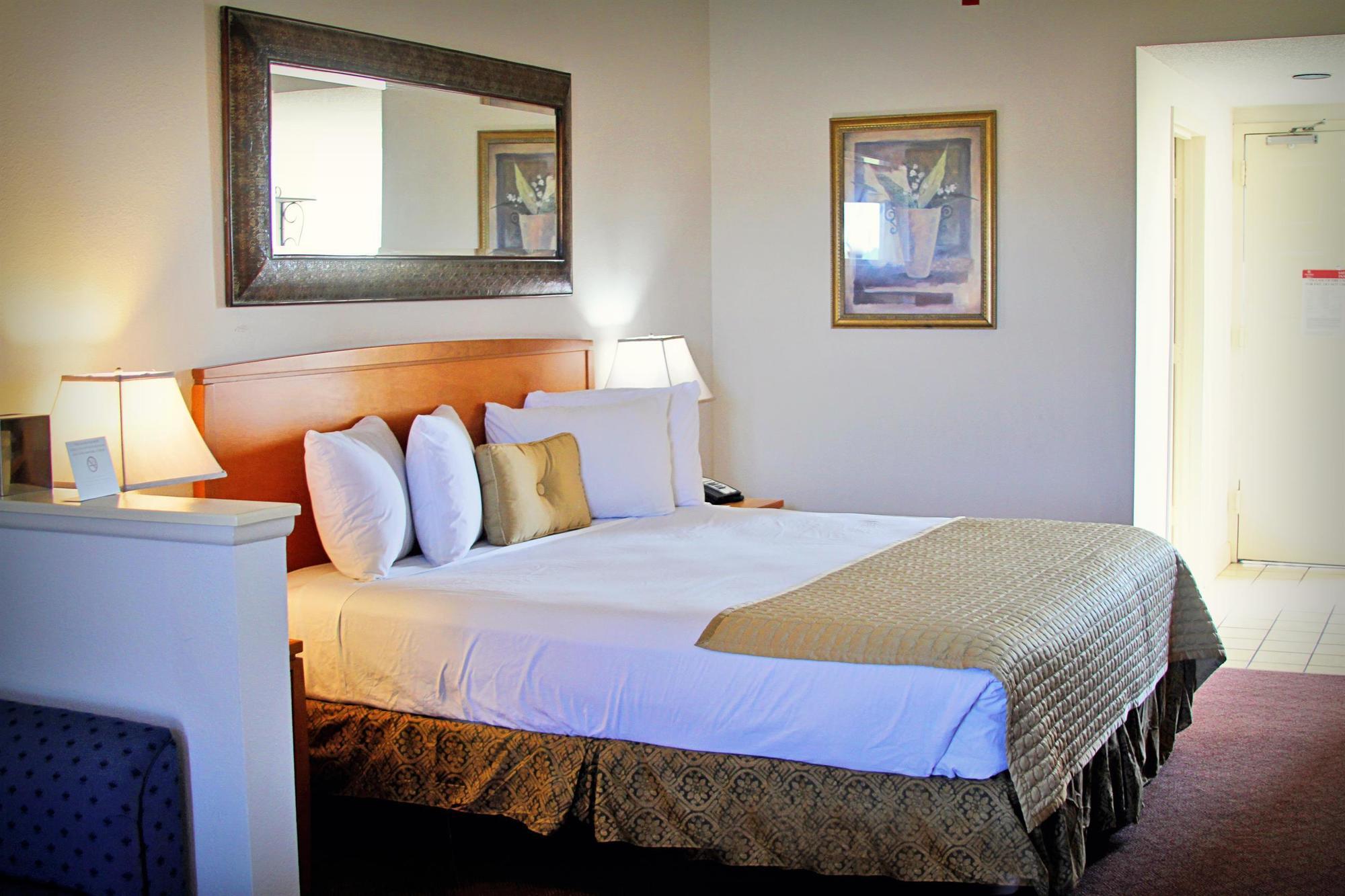 Ramada By Wyndham Downtown Hotel 3*