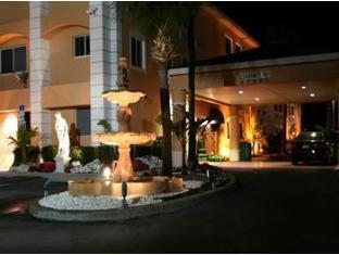 Days & By Wyndham North Naples Hotel