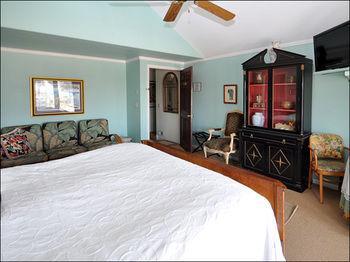 Sea Breeze Manor Bed & Breakfast St. Petersburg