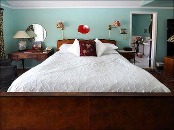 Sea Breeze Manor Bed & Breakfast