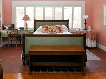 Sea Breeze Manor Bed & Breakfast St. Petersburg