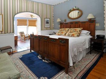 Sea Breeze Manor Bed & Breakfast 3*